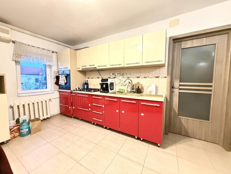 Apartament cu 3 camere decomandat, mobilat în Bucovina