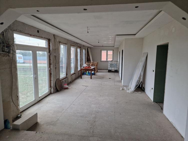 Casă cu 3 camere cu Teren 18000 Mp în Central