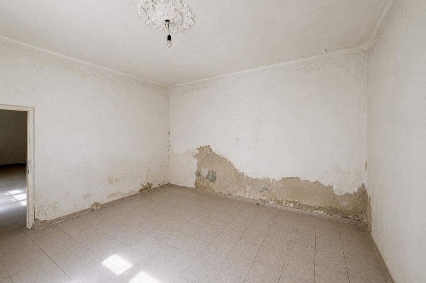 Casă individuală cu 7 camere cu Canalizare în Pârneava