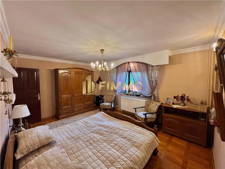 Casă individuală cu 9 camere cu Canalizare în Central