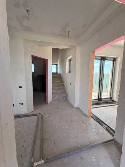 Casă individuală cu 8 camere cu Canalizare în Rahova