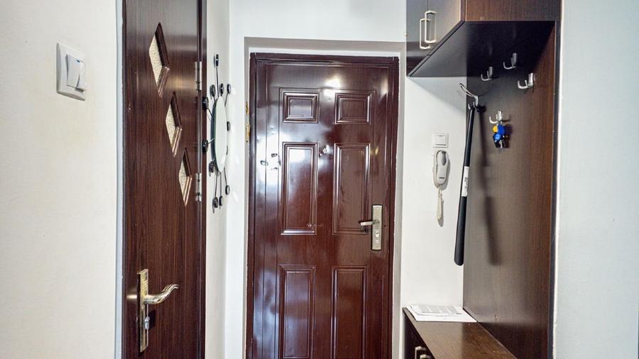 Apartament cu 3 camere semidecomandat, mobilat în Titan
