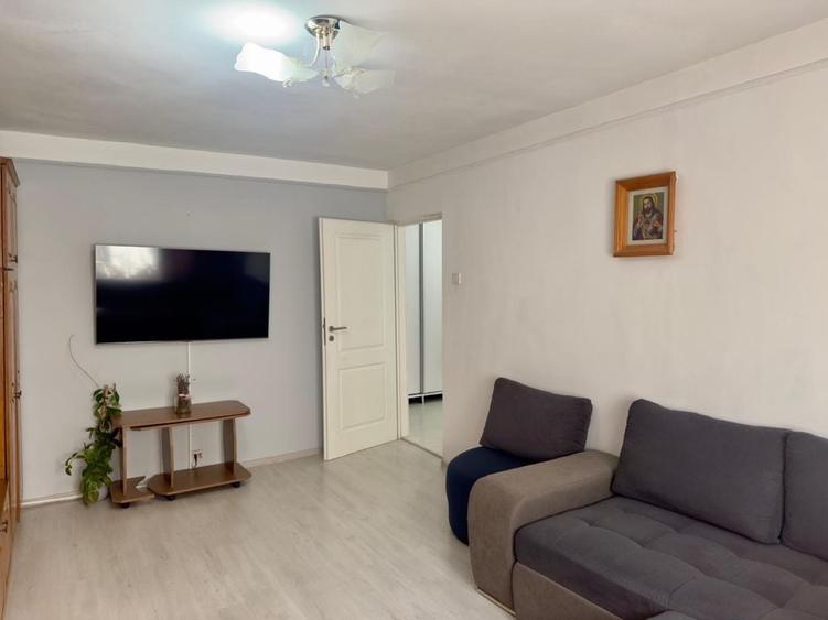 Apartament cu 3 camere decomandat în Nicolina