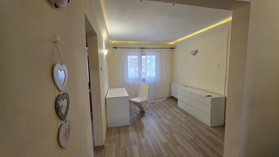 Apartament cu 4 camere decomandat în Casa de Cultură