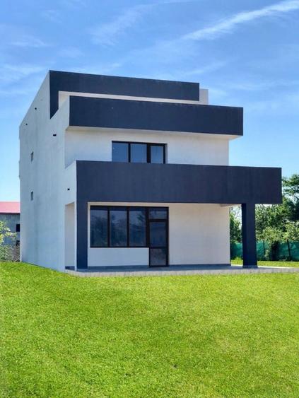 Casă individuală cu 7 camere cu Teren 700 Mp în Bolintin-Deal