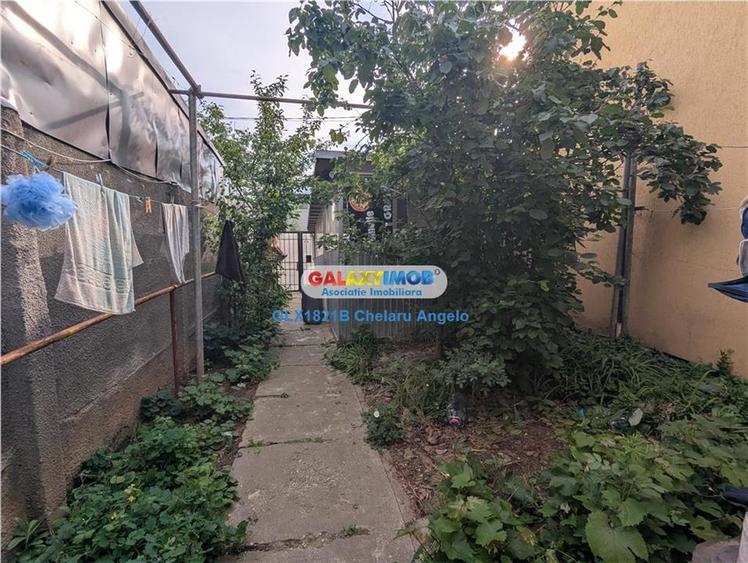 Casă cu 3 camere cu Garaj în Andronache