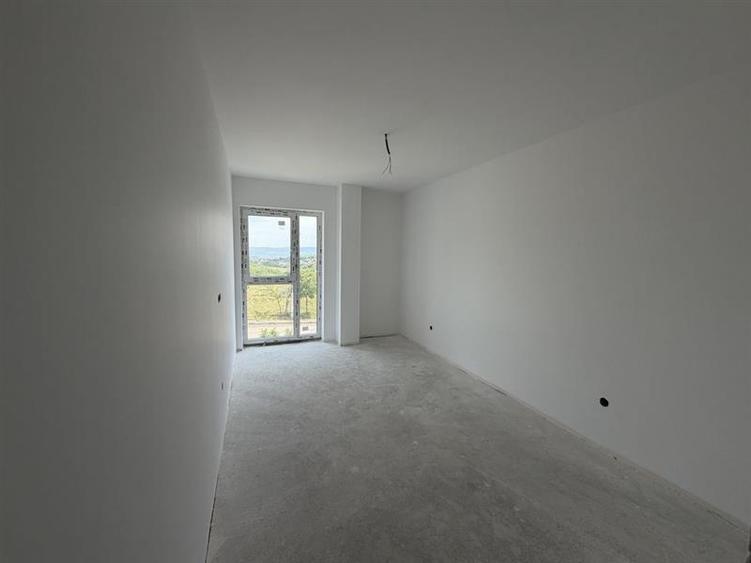 Apartament cu 3 camere semidecomandat în Iris