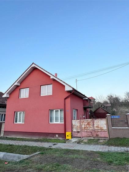 Casă cu 4 camere cu Teren 2000 Mp în Central