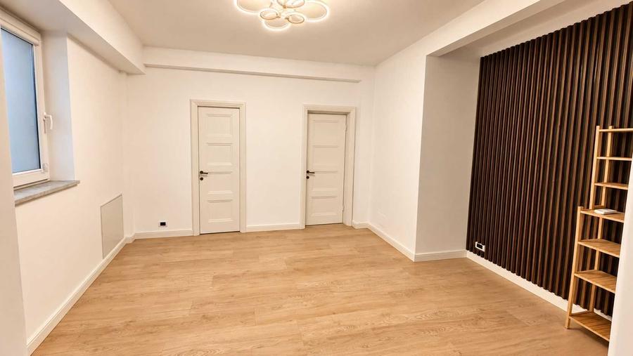Apartament cu 3 camere semidecomandat în Calea Victoriei