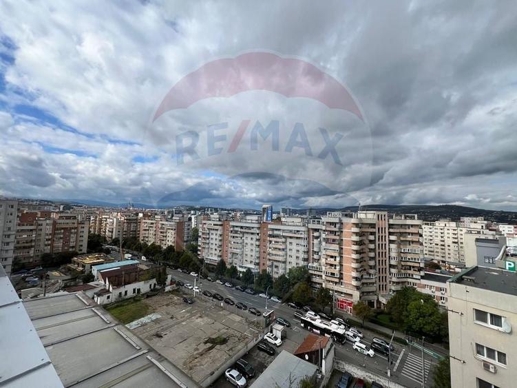 Penthouse cu 4 camere semidecomandat în Semicentral