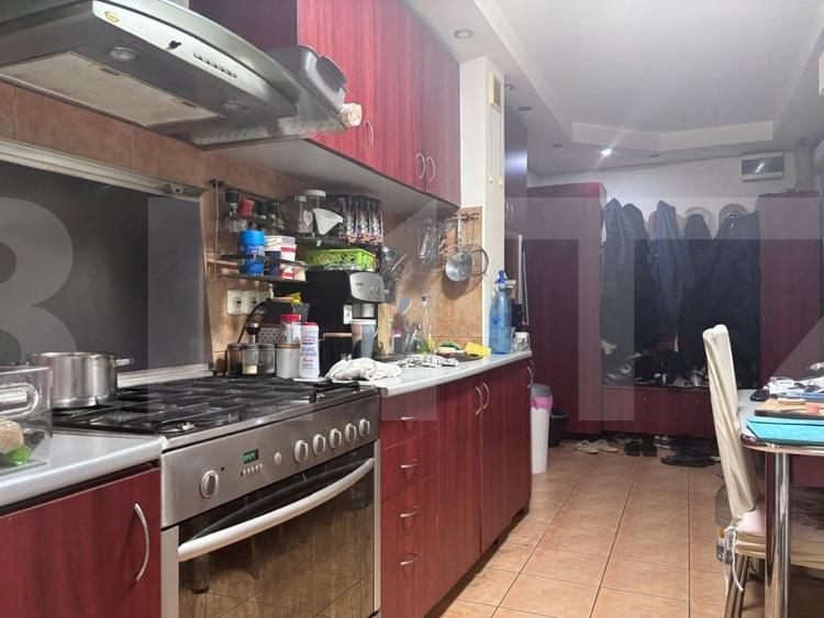Apartament cu 3 camere semidecomandat, mobilat în Lipovei