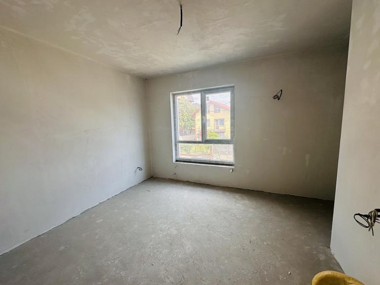 Duplex cu 5 camere cu Canalizare în Roșu