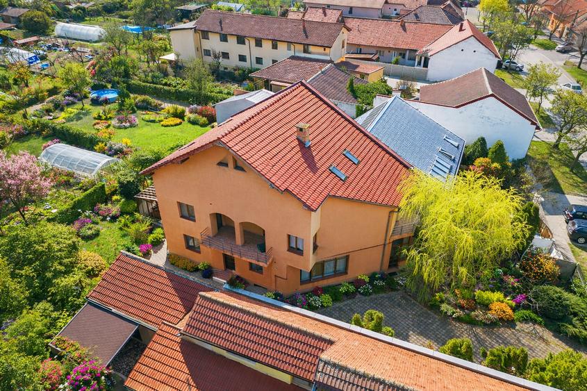 Casă individuală cu 7 camere cu Canalizare în Ronaț