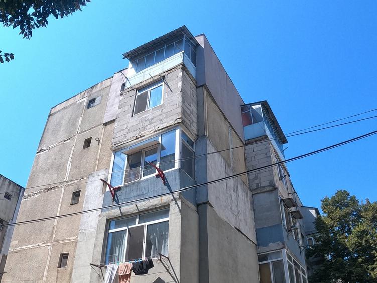 Apartament cu 3 camere semidecomandat în Tineretului
