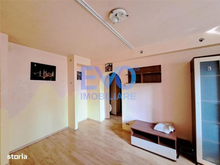 Apartament cu 3 camere semidecomandat în Tătărași