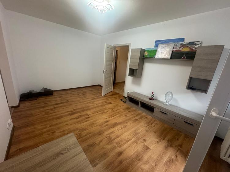 Apartament cu 2 camere semidecomandat, mobilat în Grivița