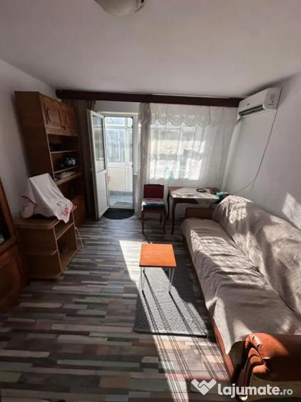 Apartament cu 3 camere semidecomandat în Central