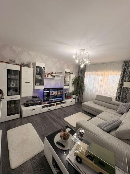 Apartament cu 3 camere decomandat în Canta