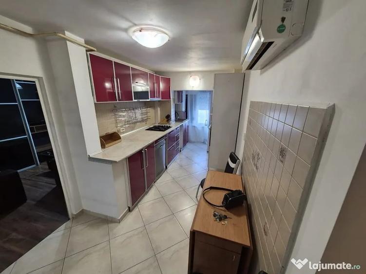 Apartament cu 3 camere decomandat în Micro 16