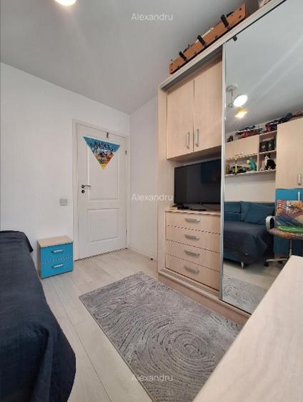 Apartament cu 4 camere decomandat în Drumul Taberei