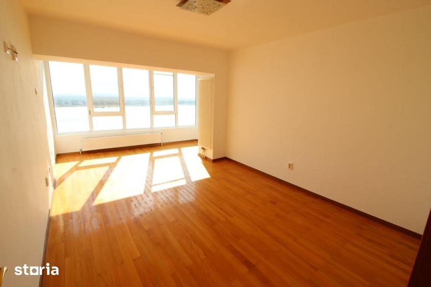 Apartament cu 3 camere decomandat în Faleză