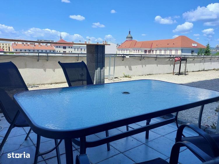 Apartament cu 4 camere semidecomandat în Central