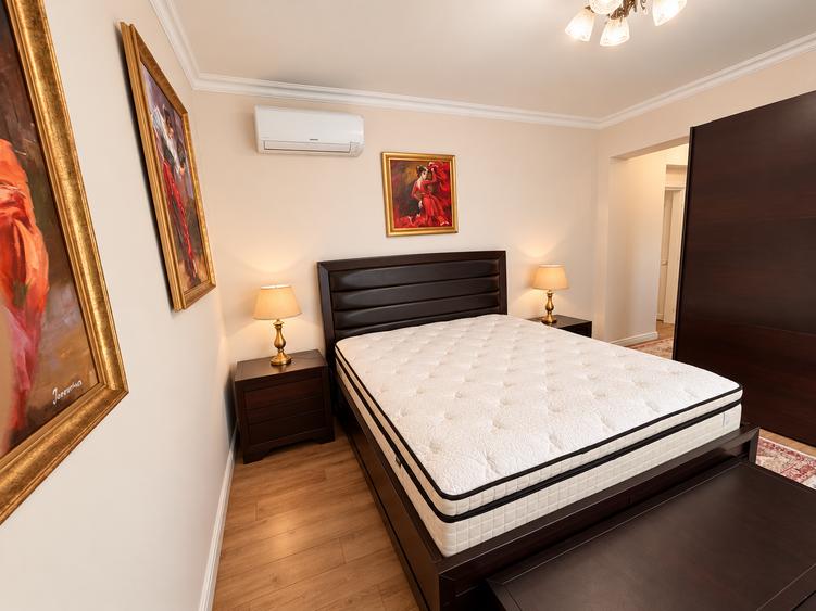Apartament cu 3 camere semidecomandat în P-ța Victoriei