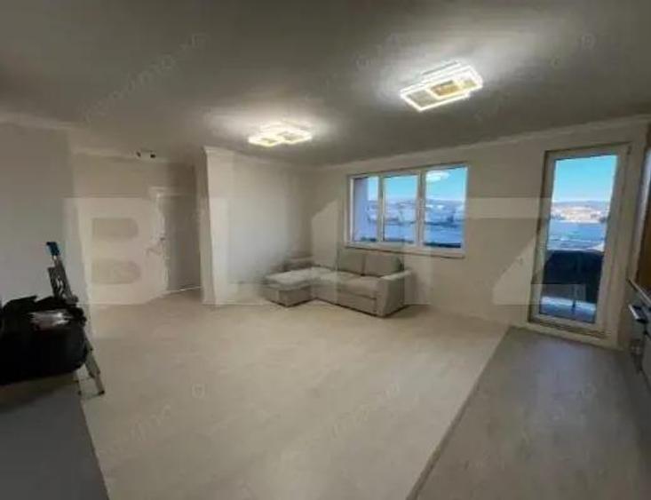 Apartament cu 4 camere semidecomandat în Florești