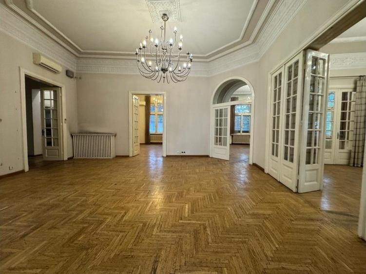 Casă cu 11 camere cu Garaj în Dacia