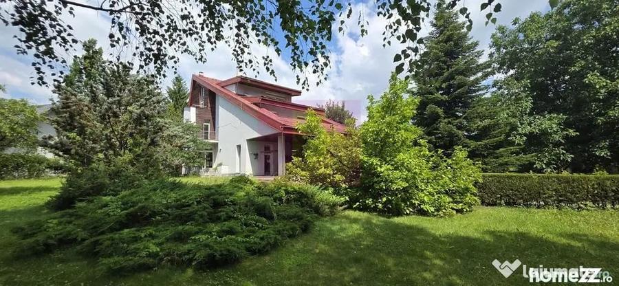 Casă cu 7 camere cu Teren 2813 Mp în Central