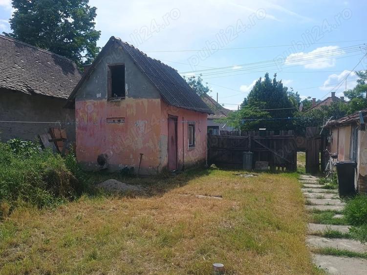 Casă cu 2 camere cu Teren 1100 Mp în Turnu