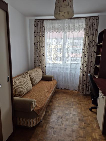 Apartament cu 4 camere semidecomandat, mobilat în Cedonia