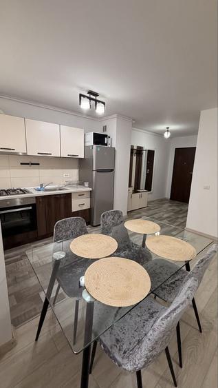 Apartament cu 2 camere decomandat în Tractorul