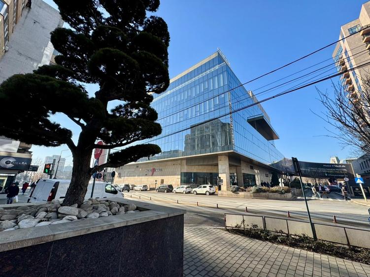 Apartament cu 2 camere semidecomandat, mobilat în Central