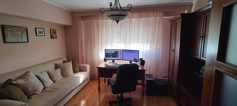 Apartament cu 3 camere semidecomandat, mobilat în Capitol