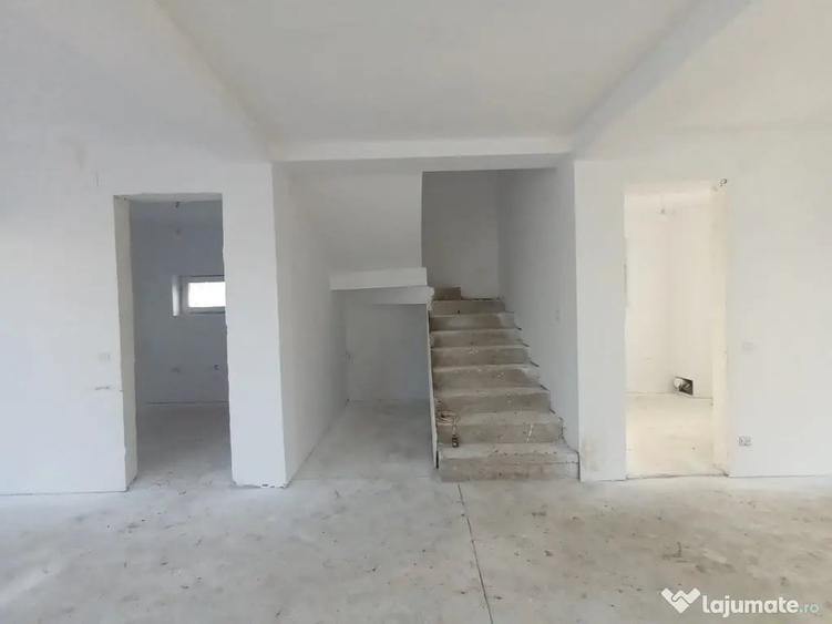 Casă cu 4 camere cu Teren 400 Mp în Central