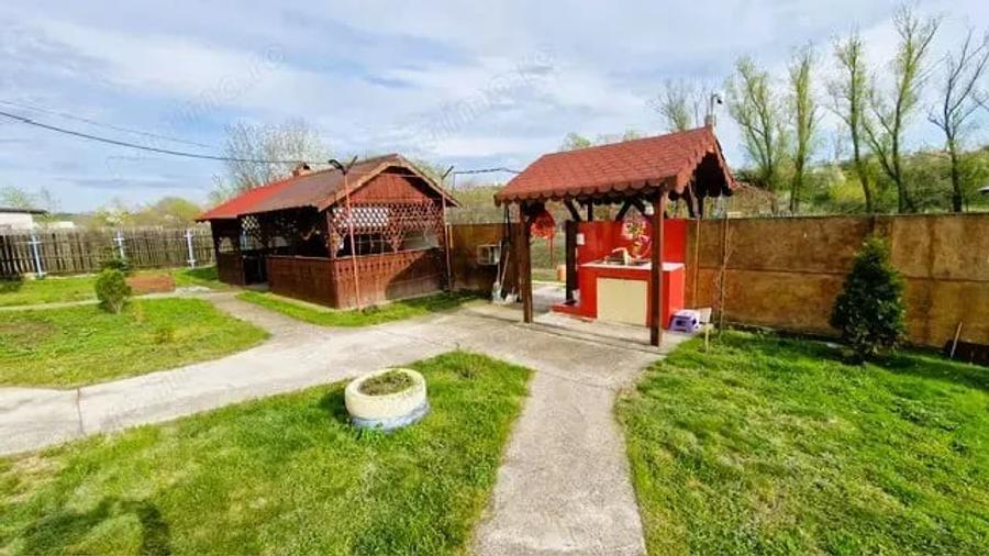 Casă cu 5 camere cu Teren 1500 Mp în Turia