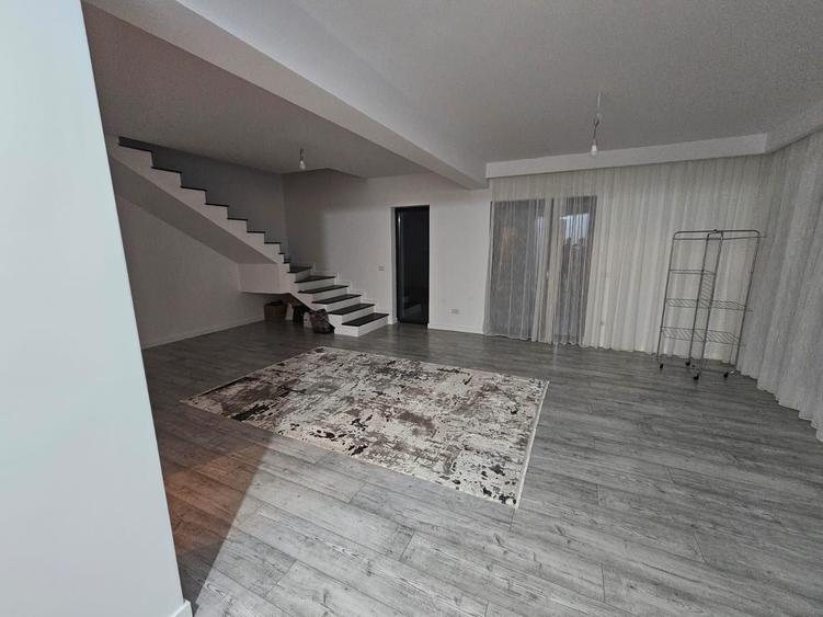 Casă cu 4 camere în Moara