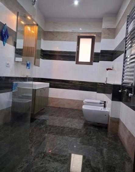 Casă cu 10 camere cu Garaj în Tineretului