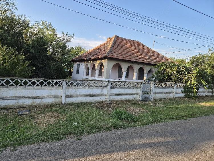 Casă cu 2 camere cu Teren 991 Mp în Fulga