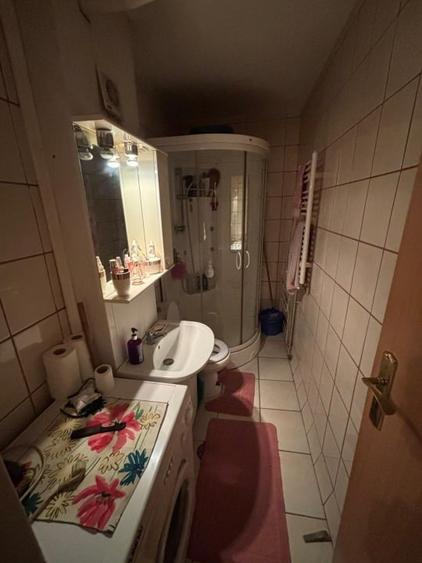 Apartament cu 3 camere semidecomandat, mobilat în Craiovița Nouă