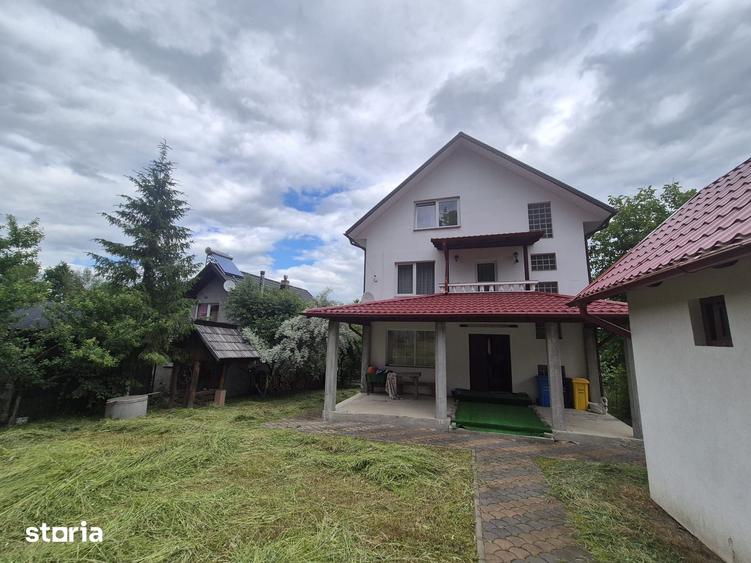 Casă cu 10 camere cu Teren 1000 Mp în Arbore