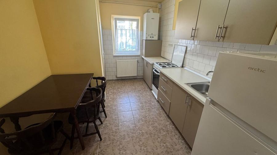 Apartament cu 3 camere decomandat, mobilat în Ștrand