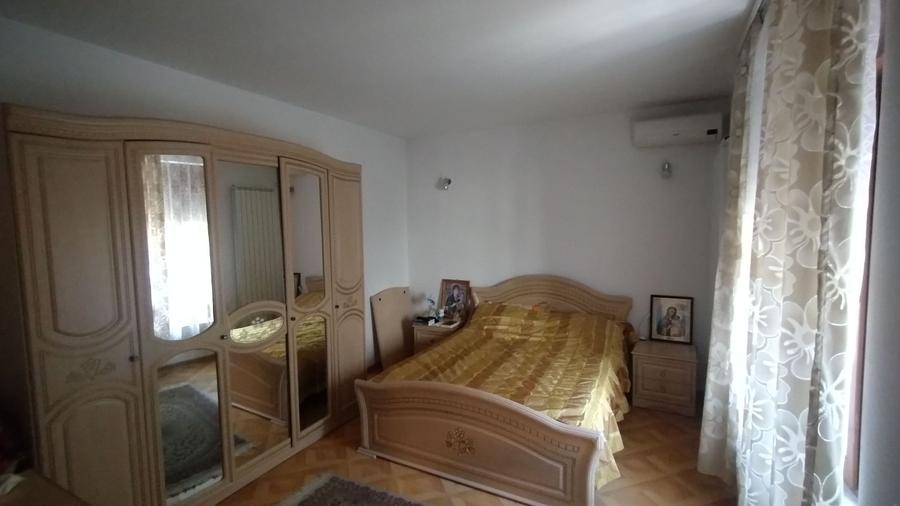 Casă individuală cu 5 camere cu Canalizare în Central