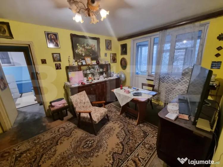 Apartament cu 3 camere semidecomandat în Calea București