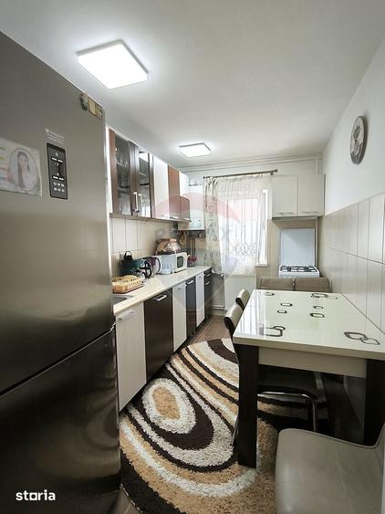Apartament cu 3 camere decomandat în Vitrometan