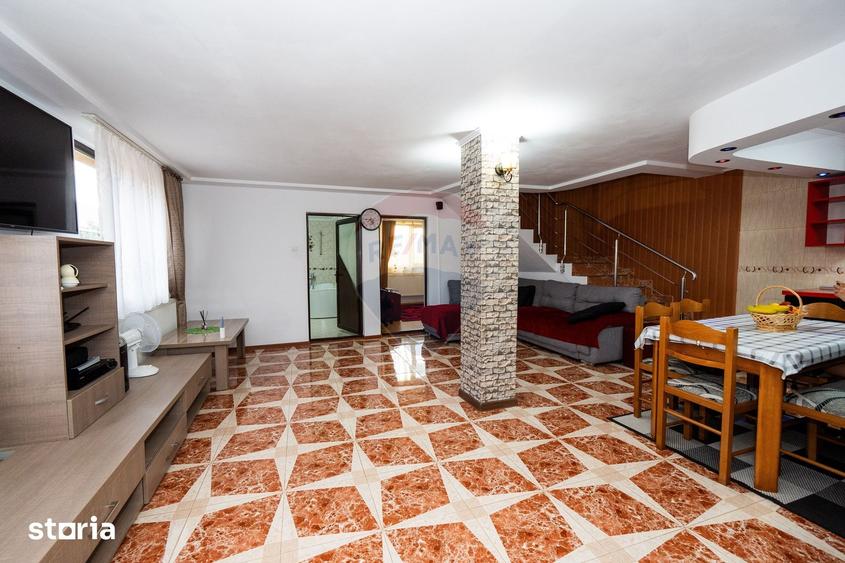 Casă cu 5 camere cu Teren 1600 Mp în Țițești