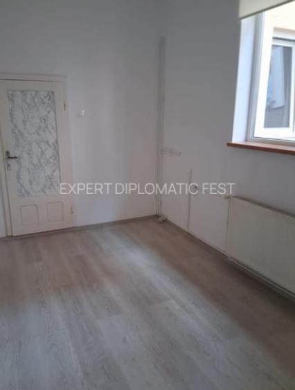 Casă cu 8 camere cu Teren 132 Mp în Tineretului