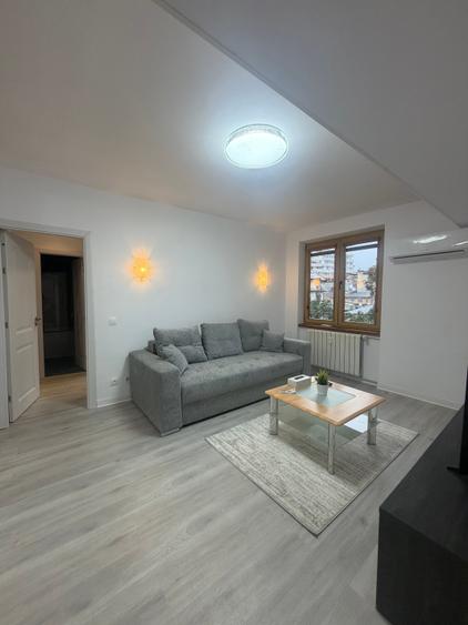 Apartament cu 2 camere semidecomandat în P-ța Romană