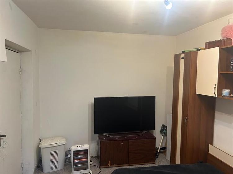 Apartament cu 3 camere decomandat, mobilat în Craiovița Nouă